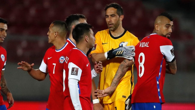 Arturo Vidal y Claudio Bravo arribaron a Chile para sumarse a la Roja