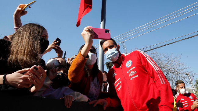 Figuras de la Roja correspondieron el apoyo de los hinchas en la previa del duelo con Paraguay