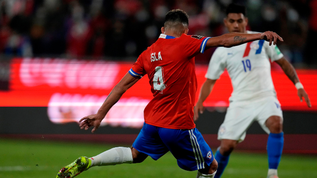 ¡Locura total! Mauricio Isla aumentó la ventaja de La Roja ante Paraguay en San Carlos