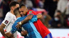 El nuevo y emocionante abrazo de Claudio Bravo y Arturo Vidal tras el triunfo de la Roja