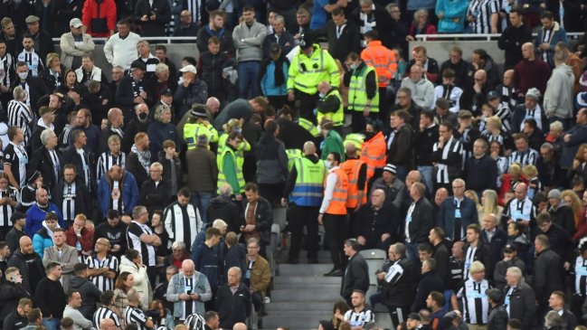 Emergencia médica en la tribuna generó conmoción en duelo entre Newcastle y Tottenham
