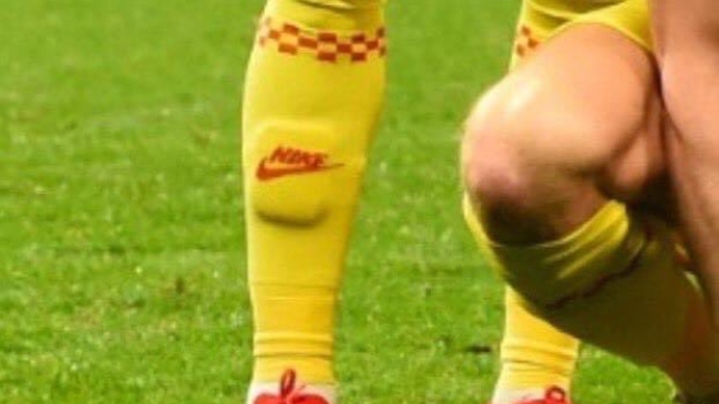 Jugador de Liverpool se hizo viral por usar las canilleras más pequeñas  del mundo 
