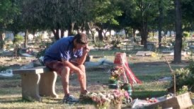 Estremecedora historia: Padre escucha los partidos de San Martín de Tucumán en la tumba de su hijo
