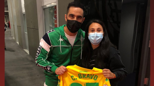 Reunión de cracks de La Roja: Claudio Bravo regaló camiseta a Camila Sáez