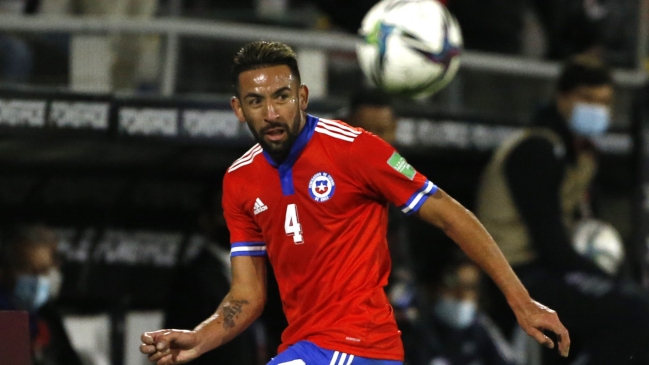 Mauricio Isla quedó al margen del partido con Paraguay por ser considerado "contacto estrecho"