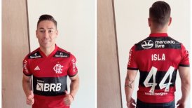 Oscar Opazo recibió de regalo la camiseta de Flamengo por parte de Mauricio Isla