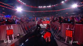 Un fanático atacó a Seth Rollins durante la emisión de Monday Night Raw de WWE