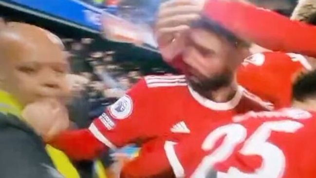 Bruno Fernandes golpeó a un guardia durante celebración del gol de Manchester United