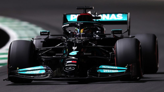 Lewis Hamilton dominó los dos primeros entrenamientos libres en Arabia Saudita
