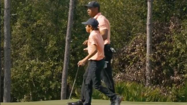 Tiger Woods volvió a la actividad tras su accidente de tránsito y jugó con su hijo