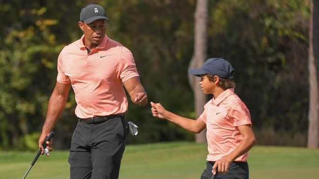 Tiger Woods regresó a la actividad con un segundo puesto junto a su hijo