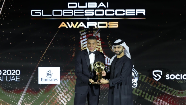 Kylian Mbappé fue galardonado como el mejor jugador del año en los Globe Soccer Awards