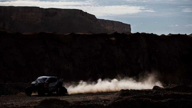 Francisco "Chaleco" López fue tercero en la sexta etapa y sigue líder en prototipos ligeros del Dakar