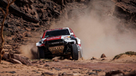 De Villiers se quedó con la novena etapa de autos en el Rally Dakar
