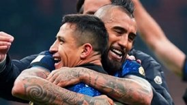 Arturo Vidal celebró con fraternal abrazo junto a Alexis Sánchez tras ganar la Supercopa de Italia