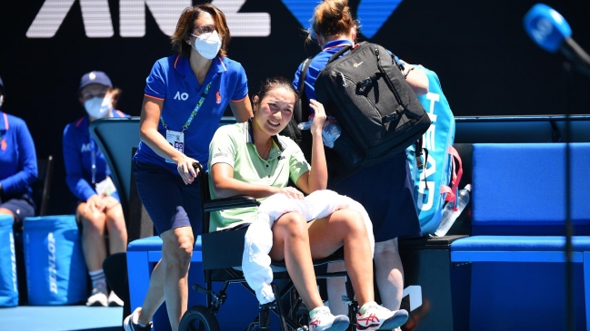 Tenista francesa fue retirada en silla de ruedas de su duelo en Australia
