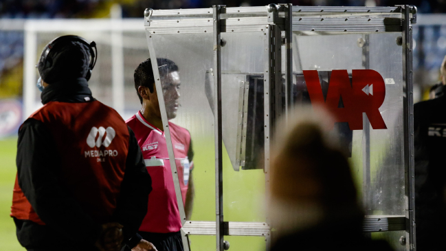 Arbitros chilenos están recibiendo capacitación para el uso del VAR con instructor FIFA