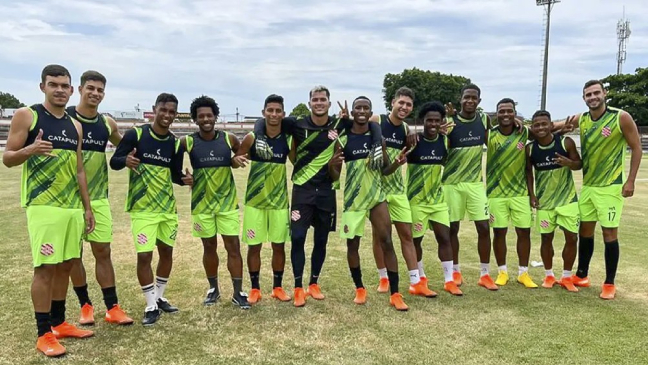 Neymar regaló zapatos de fútbol a humilde club brasileño