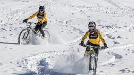 Dupla chilena buscará transformarse en la primera cordada femenina en hacer cumbre en bicicleta en Kilimanjaro