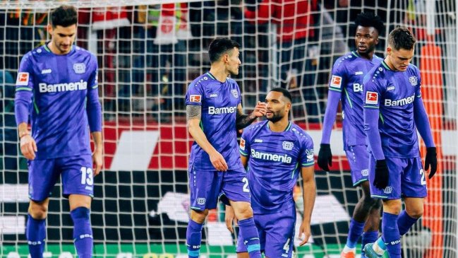 Charles Aránguiz vio acción en amarga remontada que sufrió Bayer Leverkusen