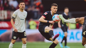 Charles Aránguiz sumó minutos en la caída de Bayer Leverkusen frente a FC Colonia