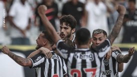Eduardo Vargas aportó con un golazo en triunfo de Atlético Mineiro sobre Caldense