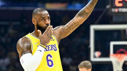 LeBron James destrozó con un triple-doble a Cleveland Cavaliers en victoria de Los Lakers