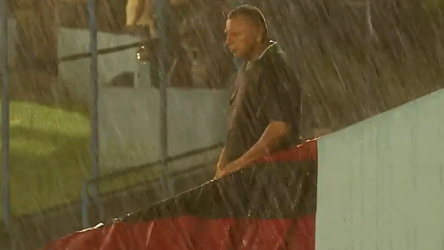 Fiel hincha fue el único que asistió a alentar a su equipo descendido en una lluvia torrencial