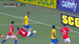 Un discutido penal de Isla a Neymar descolocó a La Roja ante Brasil