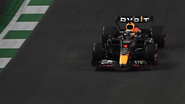 Max Verstappen le ganó la batalla a Leclerc y se impuso en Arabia Saudita