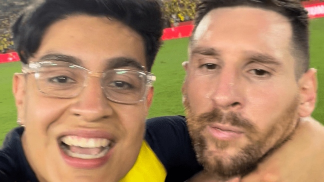 El incómodo momento que vivió Messi con un hincha de Ecuador tras el partido de Argentina