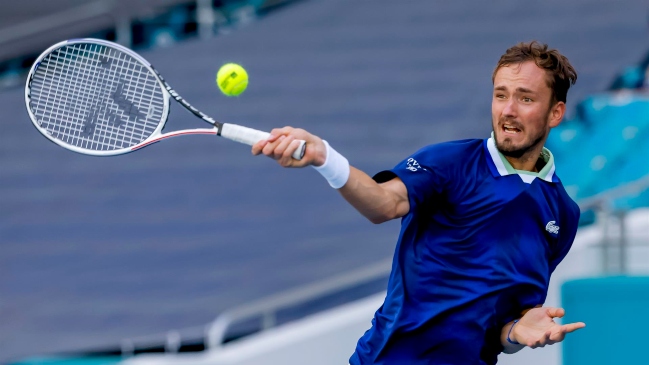Medida de gobierno británico mantiene en vilo presencia de Medvedev en Wimbledon