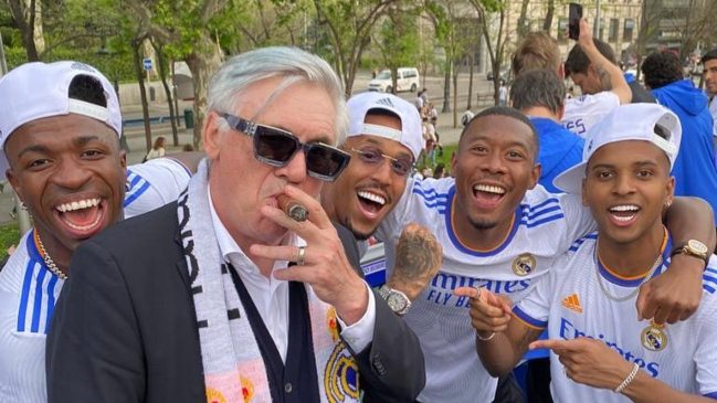 ¿Relajado, profe? Carlo Ancelotti festejó el título con Real Madrid fumando un puro