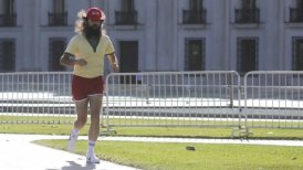 Hombre que corrió por fuera de La Moneda con disfraz de "Forrest Gump" participará en el Maratón de Santiago