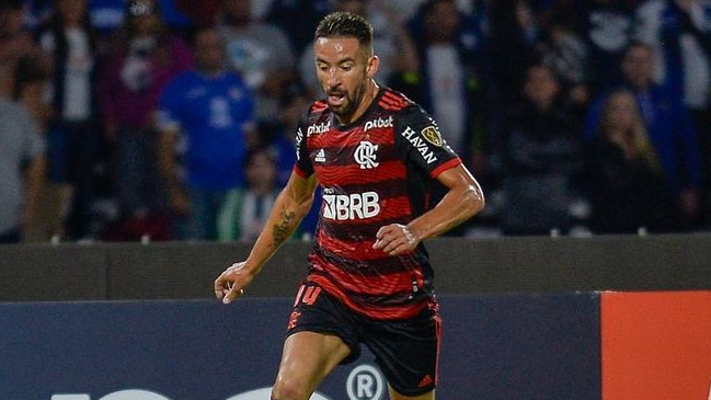 Mauricio Isla fue titular en la igualdad de Flamengo contra Ceará por el Brasileirao