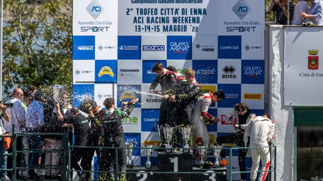 Benjamín Hites logró un nuevo triunfo en el GT al ganar en Pergusa