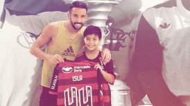 Plantel de Flamengo compartió con pequeño hincha que recibió bengala en San Carlos