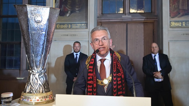 Piden la renuncia del alcalde de Frankfurt por comportamiento indebido en viaje a Sevilla