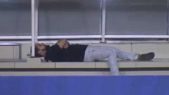 Viral: Hombre se aburrió del partido y tomó una siesta en los bancos de prensa
