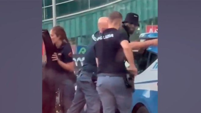 Polémica en Italia: Tachan de racista la detención a punta de pistola de jugador de AC Milan