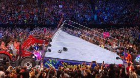 Brock Lesnar impactó al levantar el ring con un tractor en su combate con Roman Reigns en Summerslam