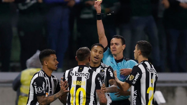 Técnico de Mineiro terminó enfurecido con Eduardo Vargas por su expulsión