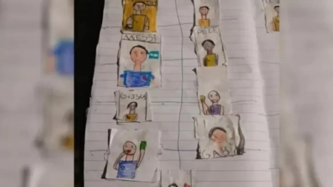 Un niño de ocho años creó su propio álbum del Mundial ya que no le alcanzaba la plata