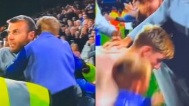 Hincha de Everton dejó caer a su hijo al piso para abrazar y conseguir camiseta de un jugador