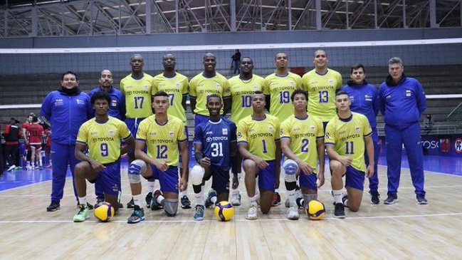 Colombia debutó en el clasificatorio de voleibol para Santiago 2023 con triunfo ante Perú