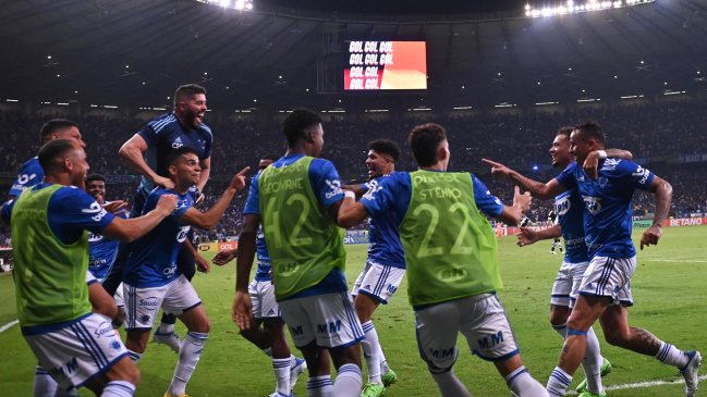 ¡Vuelve un gigante! Cruzeiro goleó a Vasco da Gama y selló su ascenso a Primera en Brasil
