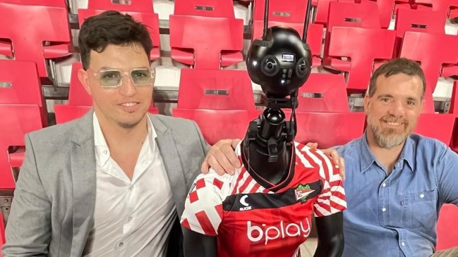 Estudiantes presentó al "hincha robot" que permite ver partidos de forma virtual sin ir al estadio