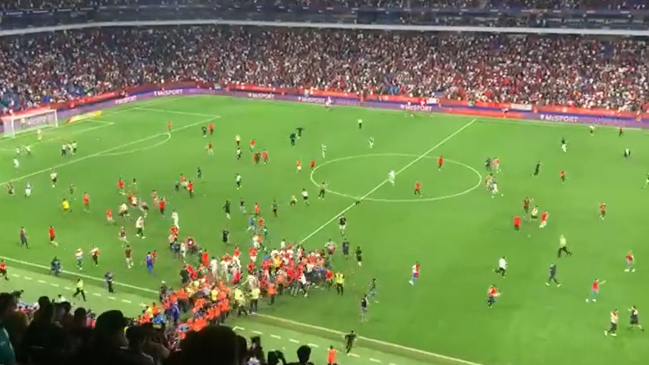 Hinchas de Marruecos invadieron la cancha del RCDE Stadium tras pitazo final ante La Roja