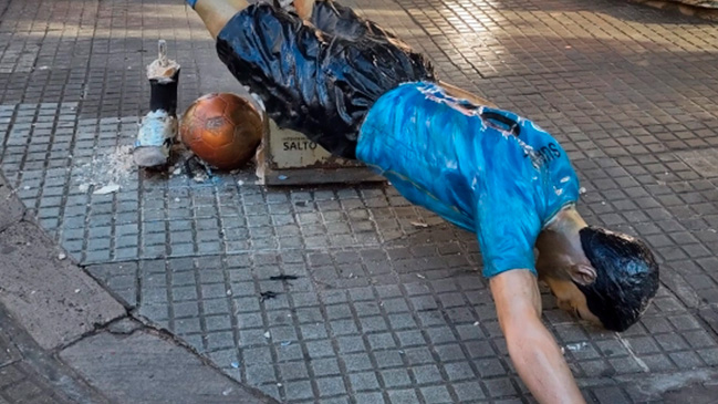 Hinchas de Peñarol que festejaron el aniversario destrozaron estatua de Luis Suárez