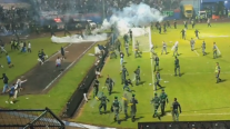 ¡Caos total! Los violentos disturbios que desataron la tragedia en el fútbol de Indonesia